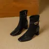 Botines Retro Marrones Melard, nueva colección Otoño/Invierno, con material de gamuza, diseño elástico, corte ajustado, cómodos, versátiles y con punta cuadrada.