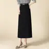 Saia reta drapeada, justa ao corpo, fashion, com lantejoulas, cintura alta e fenda, saia de um só corte, modeladora e que abraça o corpo, outono 2026