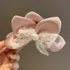 Presilha de Cabelo Estilo Doce e Feminino com Pérolas, Renda e Laço, Acessório de Cabelo Fofo e Versátil para a Parte de Trás da Cabeça, Versão Japonesa e Coreana
