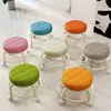 Popular taburete pequeño con ruedas giratorias para uso doméstico, taburete bajo de acrílico con ruedas, una herramienta práctica para cuidar a los niños en la sala de estar, asiento móvil para trabajos de costura