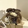Bolsa pequena de pelúcia com design exclusivo para mulheres, novo modelo 2026, grande capacidade, bolsa de mão de pelúcia quente e fofa para outono e inverno