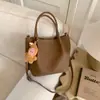 Bolsa Retrô Transfronteiriça para Mulheres 2025 Nova Bolsa de Ombro Casual de Grande Capacidade Rombo Versátil Bolsinha de Axila para o Dia a Dia