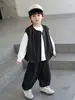 Conjunto de três peças de colete para meninos para primavera e outono, estilo coreano, roupa moderna e estilosa para crianças, adequado para meninos pequenos, qualidade de exportação