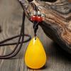 Transmisión en Vivo Aceite de Pollo Ámbar Crudo en Forma Cuadrada Collar Cadena para Suéter Unisex Ámbar de Segunda Generación Cera de Abejas Colgante Gota de Agua