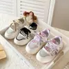 Zapatillas deportivas infantiles estilo coreano 2026 modelo nuevo primavera-verano, zapatos casuales transpirables con suelas suaves, diseño de malla simple con dibujos animados, zapatillas versátiles para niñas