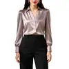 Producto de moda de comercio exterior: una camisa ligera, lujosa, de cuello en V, de un solo botón, con mangas tipo linterna, confeccionada en un tejido satinado fluido y brillante, perfecta para un look chic y profesional