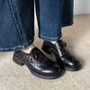 Zapatos de Piel de Oveja con Hebilla Metálica de Flor Estilo Británico Primavera 2026 Tacón Medio Grueso Punta Redonda Piel Genuina Zapatos de Corte Profundo para Mujer