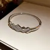 Pulsera con Hebilla Rayada Letra V Chapada en Oro Real de 18 Quilates Zirconia Pulsera Sencilla de Moda Joyería de Lujo Ligero de Alta Gama para Mujeres