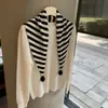 Chal de punto a rayas estilo coreano con pompones, una bufanda versátil para usar en capas en otoño e invierno, perfecta para añadir un toque decorativo, atar y proteger el cuello; un pañuelo triangular