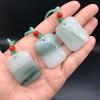 Venta al por mayor de fábrica Suministro en vivo Cadena de suéter de jade Oro natural Jade Esmeralda Tianshan Hebilla de seguridad Colgante para tarjeta