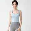 Top de yoga com alças largas e decote em V, com bojos removíveis, que absorve a umidade, respirável e projetado para minimizar o vazamento lateral dos seios, adequado para corrida, fitness e como camada externa para sutiãs esportivos.
