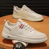 Novos Sapatos Masculinos de Primavera, Sapatos Brancos de Couro Respiráveis, Tênis Casuais Esportivos Slip-On Modernos e Versáteis, Sapatos da Moda
