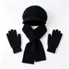 Conjunto de tres piezas para mujeres de mediana edad y mayores: gorro de punto grueso y cálido de otoño e invierno, gorra de béisbol de pelo de conejo, bufanda y guantes
