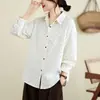 Foto real de una camisa casual coreana relajada y de corte holgado, un top versátil, una camisa de manga larga y una prenda exterior de lunares para mujer