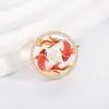 Broche de cuenta para jugar Piscis pequeño y exquisito diseño de nicho broche de color esmalte corsage de perla de circonio microincrustada de alta calidad