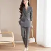 Conjunto de terno profissional feminino para primavera e outono, adequado para uso no escritório e deslocamento, apresentando um blazer de cor sólida e calças de corte justo, criando um conjunto de trabalho sofisticado e elegante