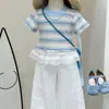 Conjunto de Verão para Meninas 2026 Novo Estiloso Listrado Renda Manga Curta Moda Calça Nove Pontos Casual Conjunto de Duas Peças