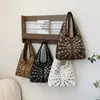 Bolsas Transfronterizas para Mujer 2025 Nuevo Casual Elegante Moderno Genial Lunares Remache Bolso de Axila Versátil Cubo Bolso de Hombro para Mujer