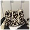 Bolso de hombro de felpa de moda de Internet para mujer, novedad de 2024, bolso de hombro tipo bandolera que combina con todo, bolso informal, bolso de mano ligero y moderno.