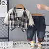 Conjunto de Tres Piezas con Sudadera a Cuadros y Letras Nuevo y Elegante para Niños Primavera 2026 Conjunto Casual de Manga Larga de Moda