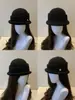 Gorro de punto suave y cómodo estilo coreano para mujer, perfecto para otoño e invierno, con un diseño retro, versátil y un aspecto de alta gama que hace que el rostro parezca más pequeño. Presenta un ala delicada y enrollada y un estilo refinado de sombrero de cubo.