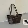 Nova bolsa de mão de grande capacidade, estilo minimalista retrô 2026, bolsa de ombro feminina casual e estilosa, adequada tanto para o uso diário quanto para o trabalho, uma bolsa tote versátil para exportação