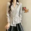 Ropa de trabajo estilo coreano para mujer de talla grande, adelgazante y favorecedora, nueva colección otoño 2026, dobladillo asimétrico, cintura ajustada, camisa de manga larga con cuello de solapa