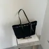Bolso tote transfronterizo superventas estilo retro para mujer, nuevo modelo 2026, gran capacidad, decorado con remaches y flecos, bolso de hombro