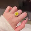 Anillo Nuevo Modelo 2026 Corte Flor de Hielo Diamante Rosa Artificial, Diamante de Alto Carbono Amarillo Ganso Forma Cojín Huevo de Paloma, Accesorio para Moda Femenina