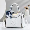 Bolsa de Mão Grande Capacidade Bordada em Ponto Cruz Feminina Novo Estilo Bolsa de Mãe Temperamento Fashionable Sensação de Alta Classe Mulheres de Meia-Idade Bolsa Transversal Feminina