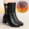 Botas Femininas Estilo Martin até o Meio da Panturrilha 2026 Inverno Novas Botas de Algodão com Forro de Pelúcia Salto Grosso Antiderrapante Quentes Moda para Meia-Idade e Idosos