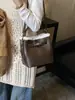 Bolso de Mano Simple de Invierno para Mujer 2026 Nueva Moda Bolso Cubo de Gama Alta Versátil para Viajar al Trabajo Bolso de Hombro Único Cruzado