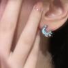 Pendientes pequeños y exquisitos de estilo Mori con forma de luna y estrella azul fresca, combinables con todo, 2024, nuevos pendientes asimétricos de piedra blanca perla.