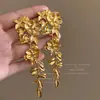 Folhas quebradas banhadas a ouro ~ Novo estilo chinês estilo nacional brincos de borla de flor dourada brincos femininos leves de luxo elegantes retrô