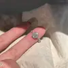 Anillo Popular de Paloma con Diamantes Flash de Xiaohongshu, Gama Alta, Lujo Ligero, Exagerado y Exquisito Anillo para el Dedo Índice, Envío Directo de Una Pieza
