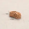 Suministro de fábrica zapatos cabeza de tigre de madera de durazno zapatos bordados paso a paso Wang zapatos pequeños pulsera de pasos arreglo de pequeños accesorios cabello humano