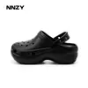 Sapatos de nuvem com sola grossa fofos KT femininos 2026 novo estilo para aumentar a altura chinelos de dedo fechado para exterior sandálias fofas femininas