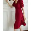 Vestido Vermelho 2026 Novo Verão Estilo Francês Decote V Cintura Marcada Design Emagrecedor Nicho Elegante Vestido de Cocktail