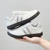 Nueva colección otoño 2026 de zapatillas para niñas con suela gruesa, zapatos blancos versátiles para estudiantes, transpirables y antideslizantes, estilo de entrenamiento alemán, para niños