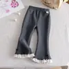 Calça Flare Feminina 2026 Outono e Inverno Nova Versátil Estilosa Alta Elasticidade Outerwear Forrada com Lã Poá Renda Tendência