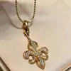 Colar elegante e versátil com uma textura escovada de alta qualidade, apresentando delicadas e modernas flores de íris.