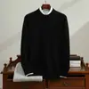 Suéter masculino simples de cashmere com gola redonda, gola alta discreta, corte solto e disponível em tamanhos grandes.