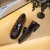 Mocassins retrô estilo britânico de couro bovino de primeira camada para o verão de 2026, cor sólida, bico redondo, sapatos slip-on trançados que não cansam os pés