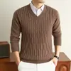 Nuevo suéter de lana de cuello en V para invierno para hombre, engrosado y cálido, suéter de punto, color liso, estilo casual, con un diseño estampado, perfecto como capa base