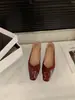 Zapatos de noche rojos de tacón grueso estilo francés, zapatos de mujer, colección primavera/otoño 2025, patchwork de gamuza, punta cuadrada, zapatos de trabajo negros