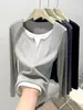 Camisa base com decote V em camadas para mulheres, com acabamento branco contrastante, textura canelada, alta elasticidade, corte justo, mangas compridas e efeito emagrecedor.