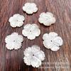 Esculpido shell flor branco prato shell 25mm multi-dente flor solta contas jóias cocar acessórios DIY lote de material artesanal