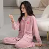 Pijama de Terciopelo para Mujer Islandia, de Manga Larga y Pantalón Largo, Engrosado para Calidez, Cómodo, con Cuello Solapa, Dulce y Lindo, Adecuado para Usar Afuera o como Ropa de Casa