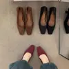 Sapatos Femininos Elegantes Retrô de Salto Alto para Outono 2025, Saltos Agulha de Camurça, Adequados para Combinar com Saias, Sapatos de Trabalho, Sapatos de Avó