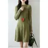 Outono/Inverno 2026 Novo Estilo Coreano Saia-Suéter Midi de Corte A Gola Redonda Manga Longa Vestido de Tricô Emagrecedor